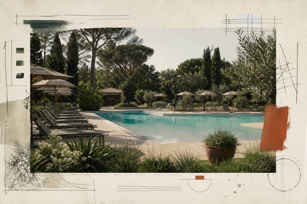 Espace aquatique de camping avec piscine et transats sous une lumière estivale